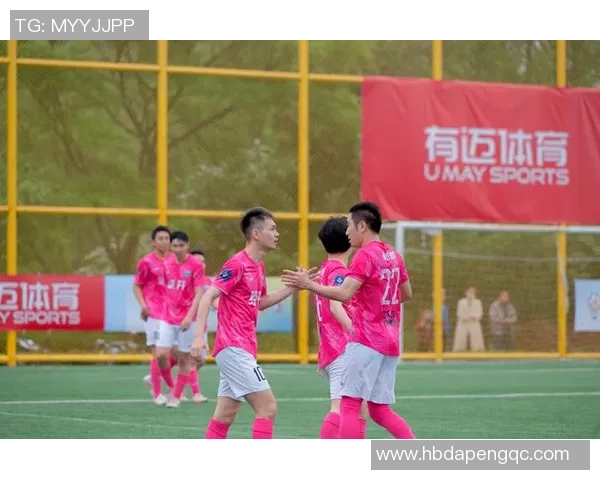 足球明星亲自赠送球衣给热情粉丝感动瞬间引发全场欢呼 足球明星亲自赠送球衣给热情粉丝感动瞬间引发全场欢呼